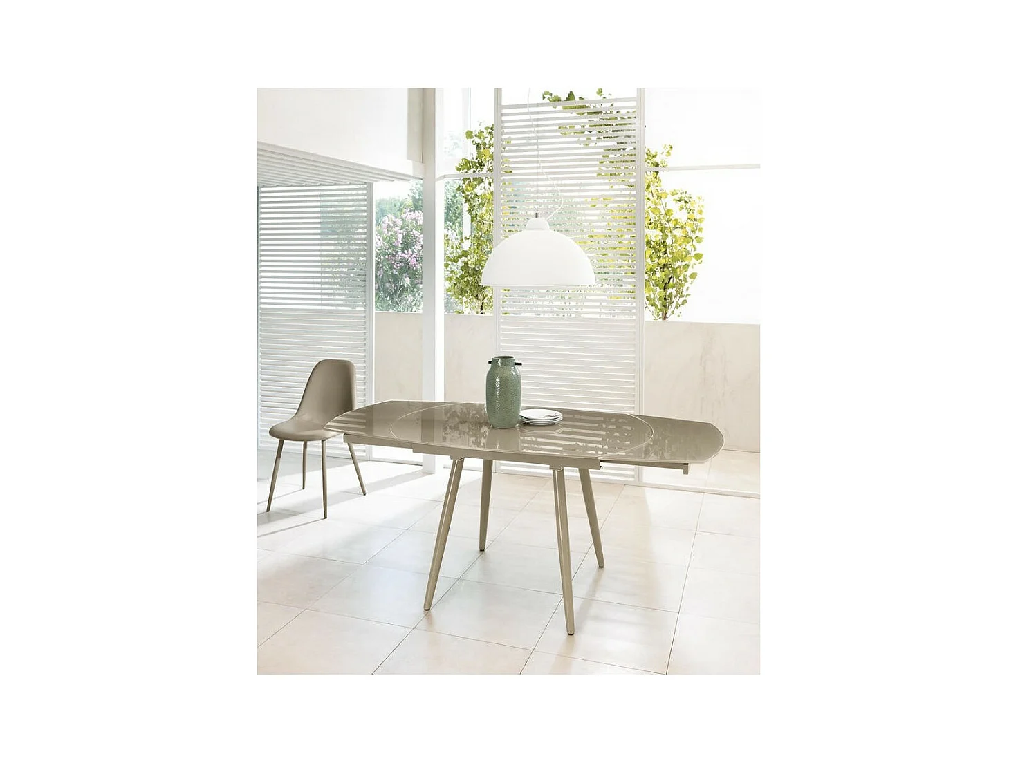 Table extensible Kyoto Four en verre trempé gris tourterelle jusqu'à 180 cm