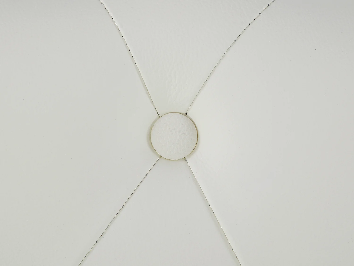 Kanapa 2-osobowa z białej skóry bawolej - CHESTERFIELD