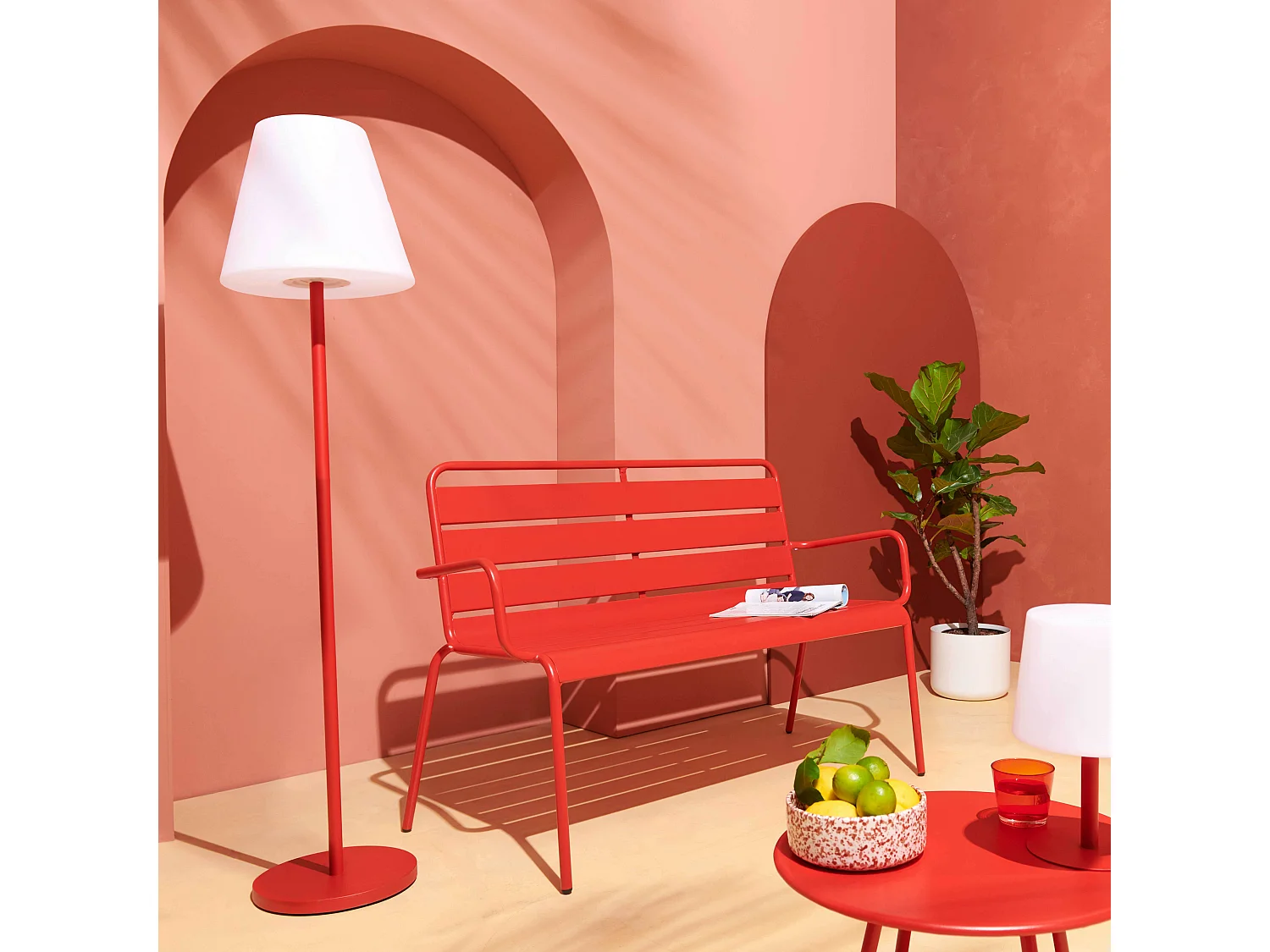 Lampadaire en acier rouge