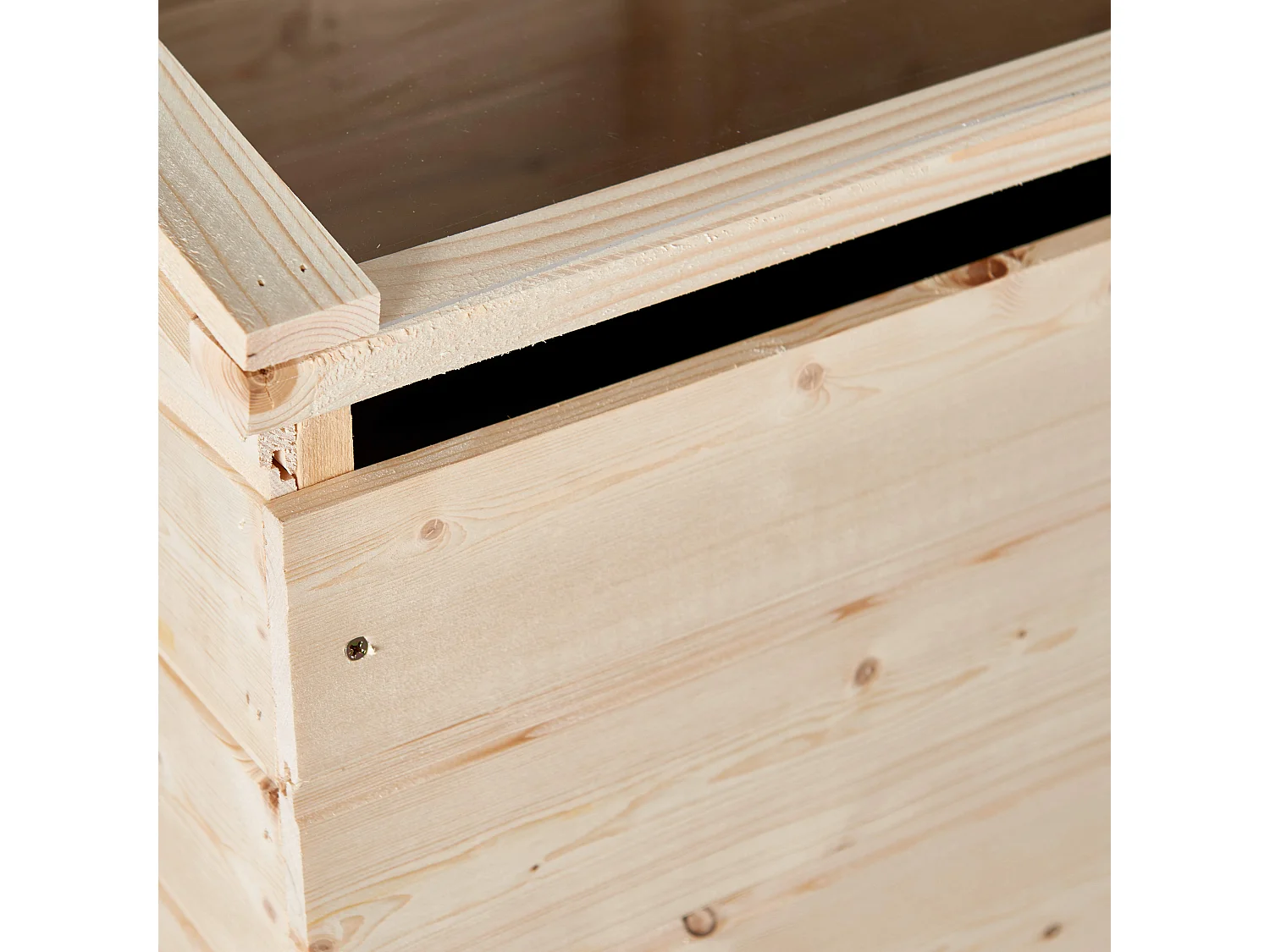 Carré potager avec un couvercle