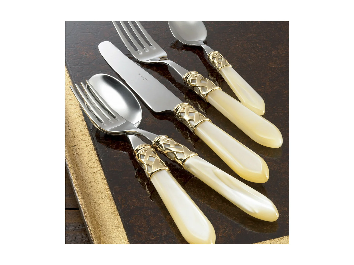 Couverts ALADDIN 24 pièces, bague dorée, manche ivoire, boîte Gallery