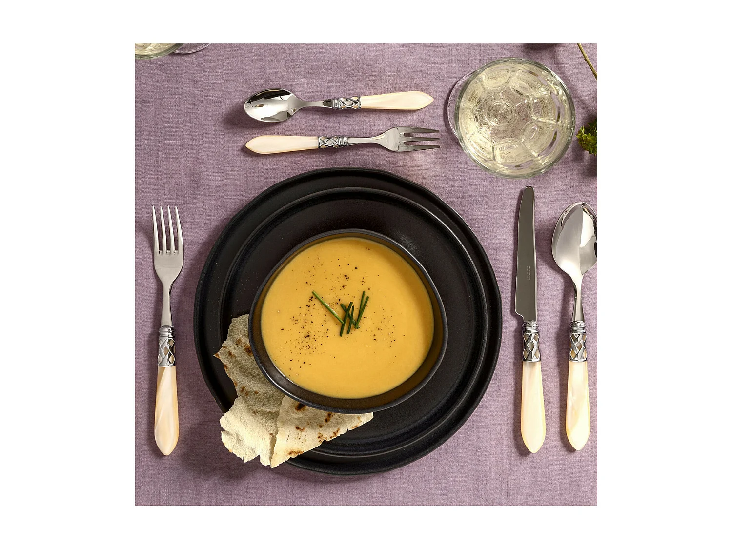 Couverts ALADDIN 49 pièces, bague chromée, manche ivoire, boîte Gallery