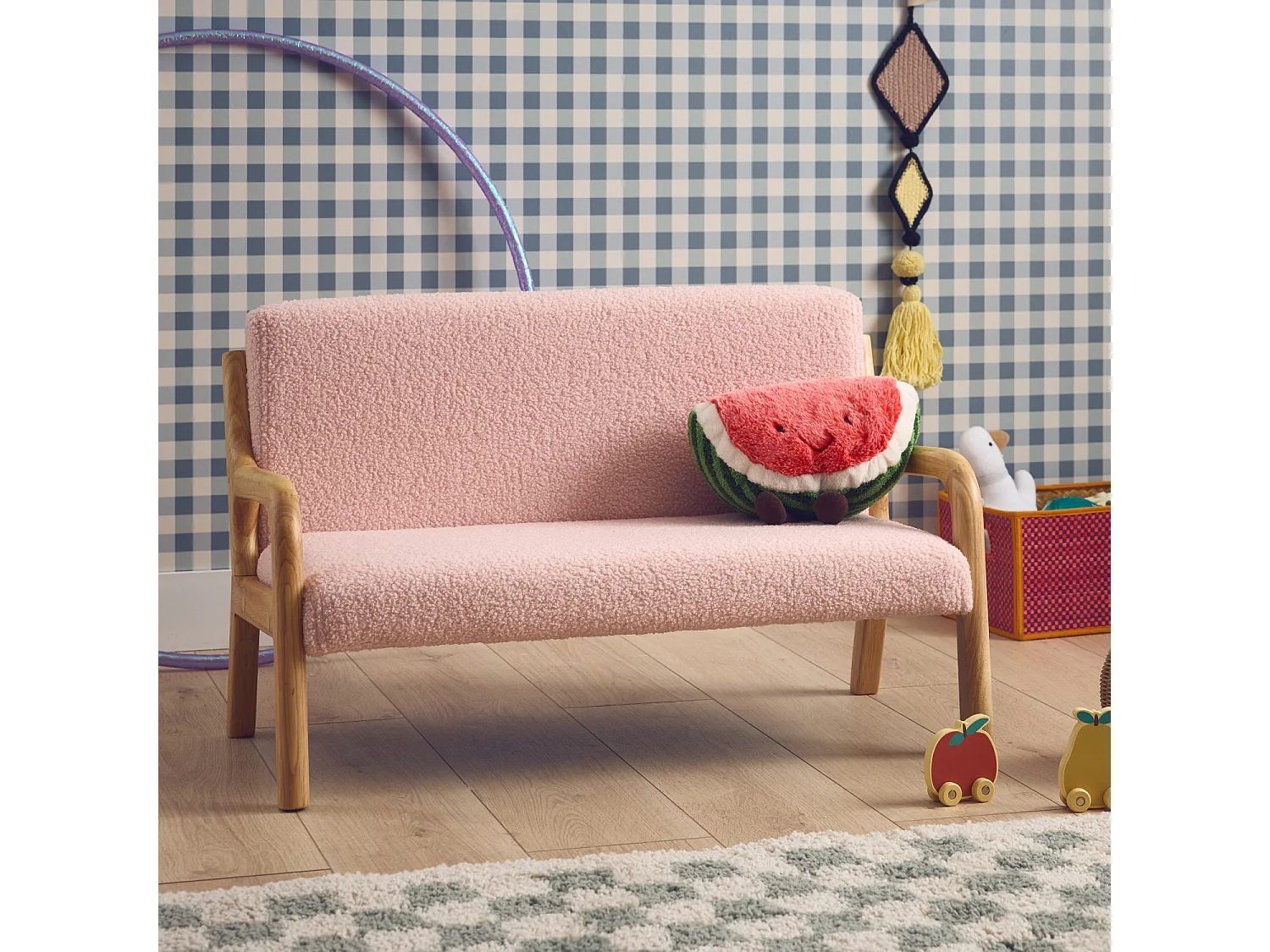 Banquette scandinave enfant en bois et tissu bouclette rose 2 places