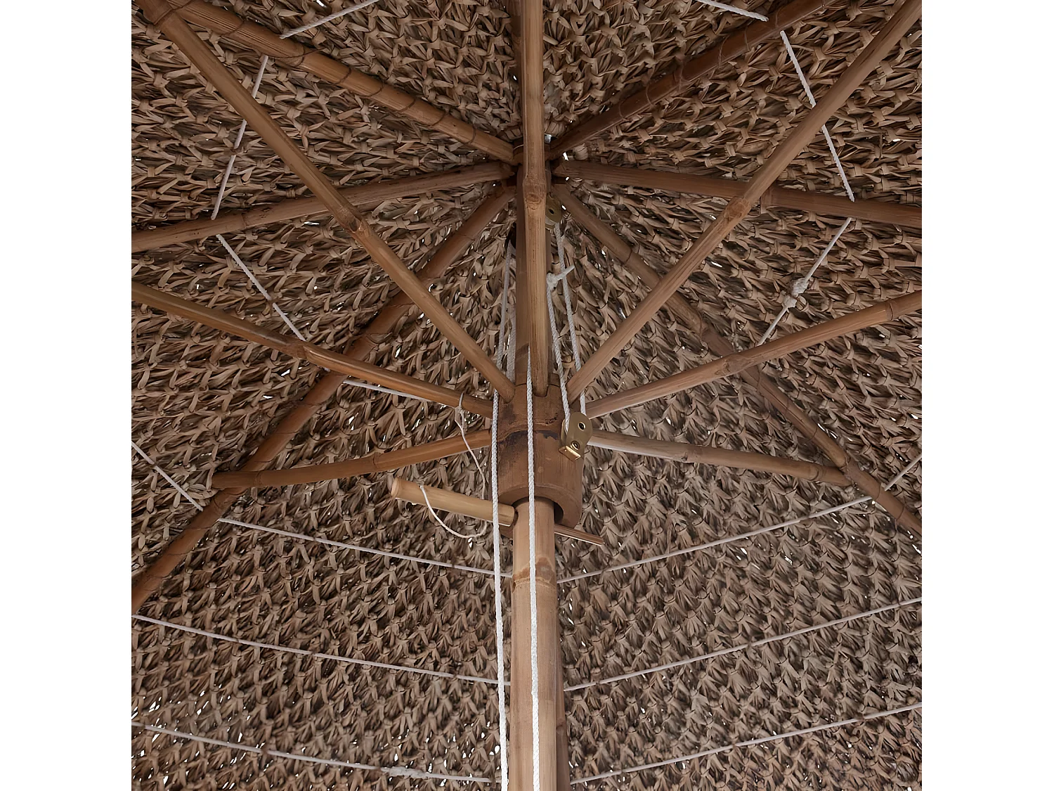 Parasol en bambou avec toit en feuille de bananier 270 cm