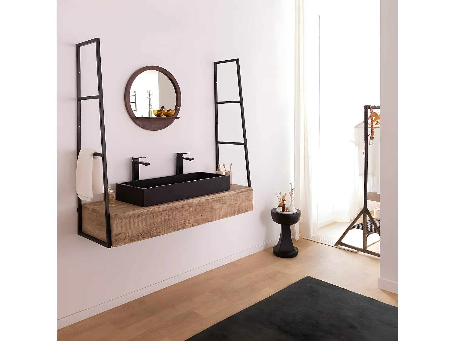 Mueble de baño suspendido de madera de mango Amal con 2 lavabos de apoyo y almacenamiento