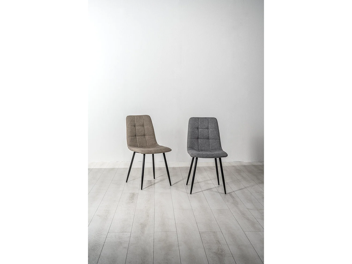 Chaise en tissu gris clair-noir 55 cm x 44 cm H. 81 cm 4 pcs