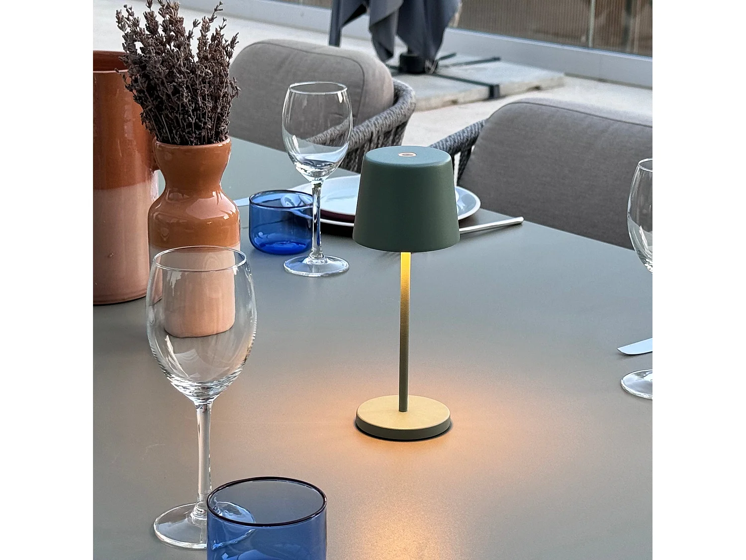 Mini lampe de table KELLY MINI Vert olive Aluminium H22cm