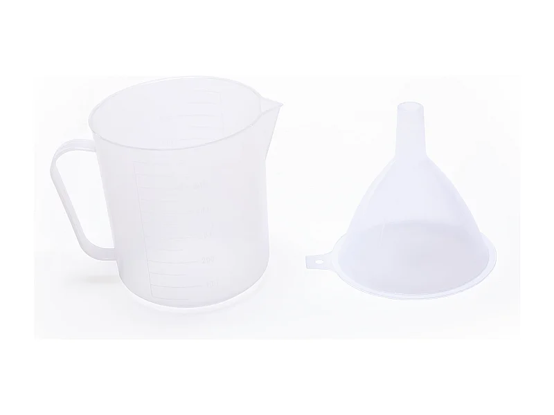 Set de jarra con embudo de medición en blanco