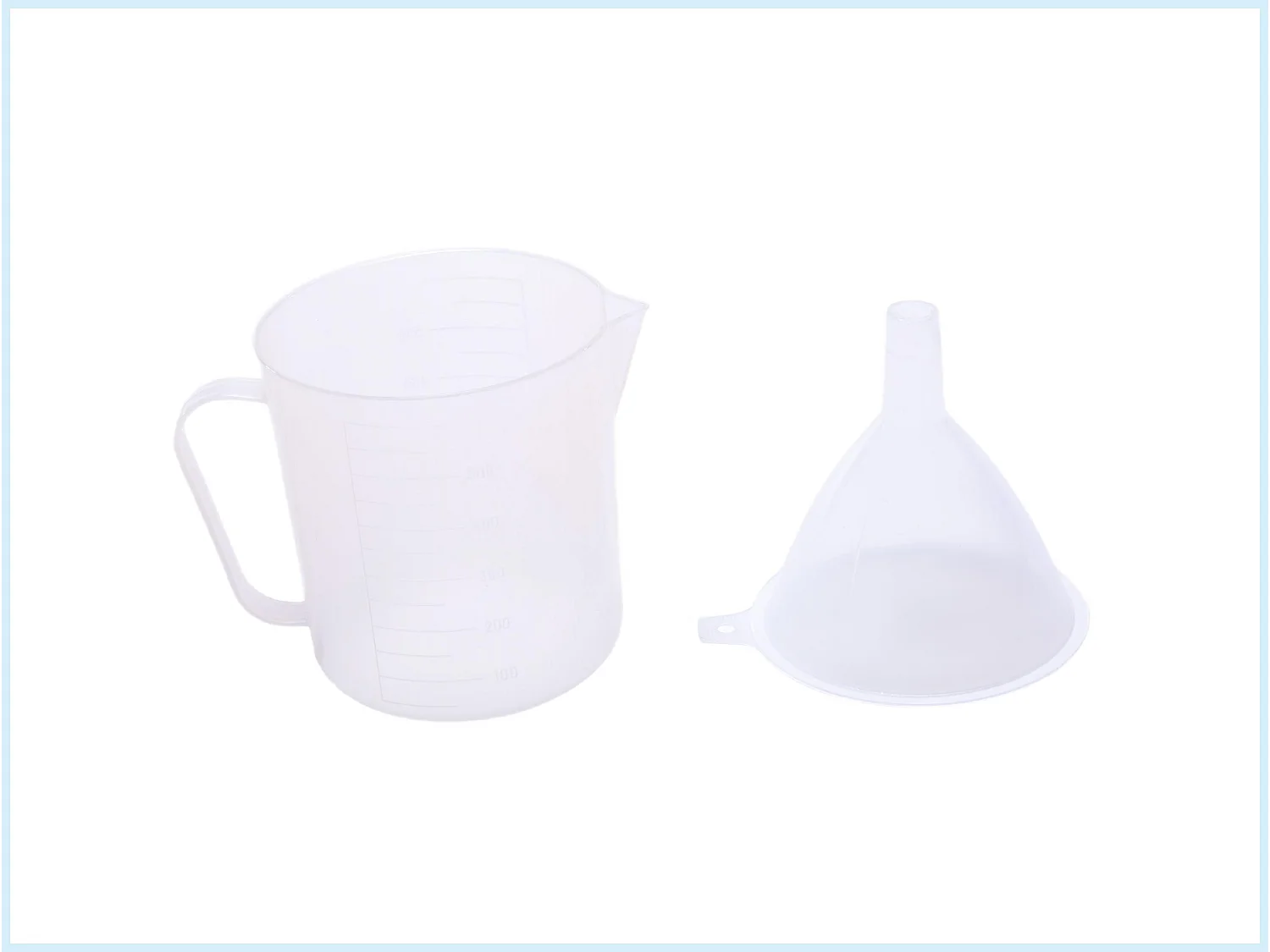 Set de jarra con embudo de medición en blanco