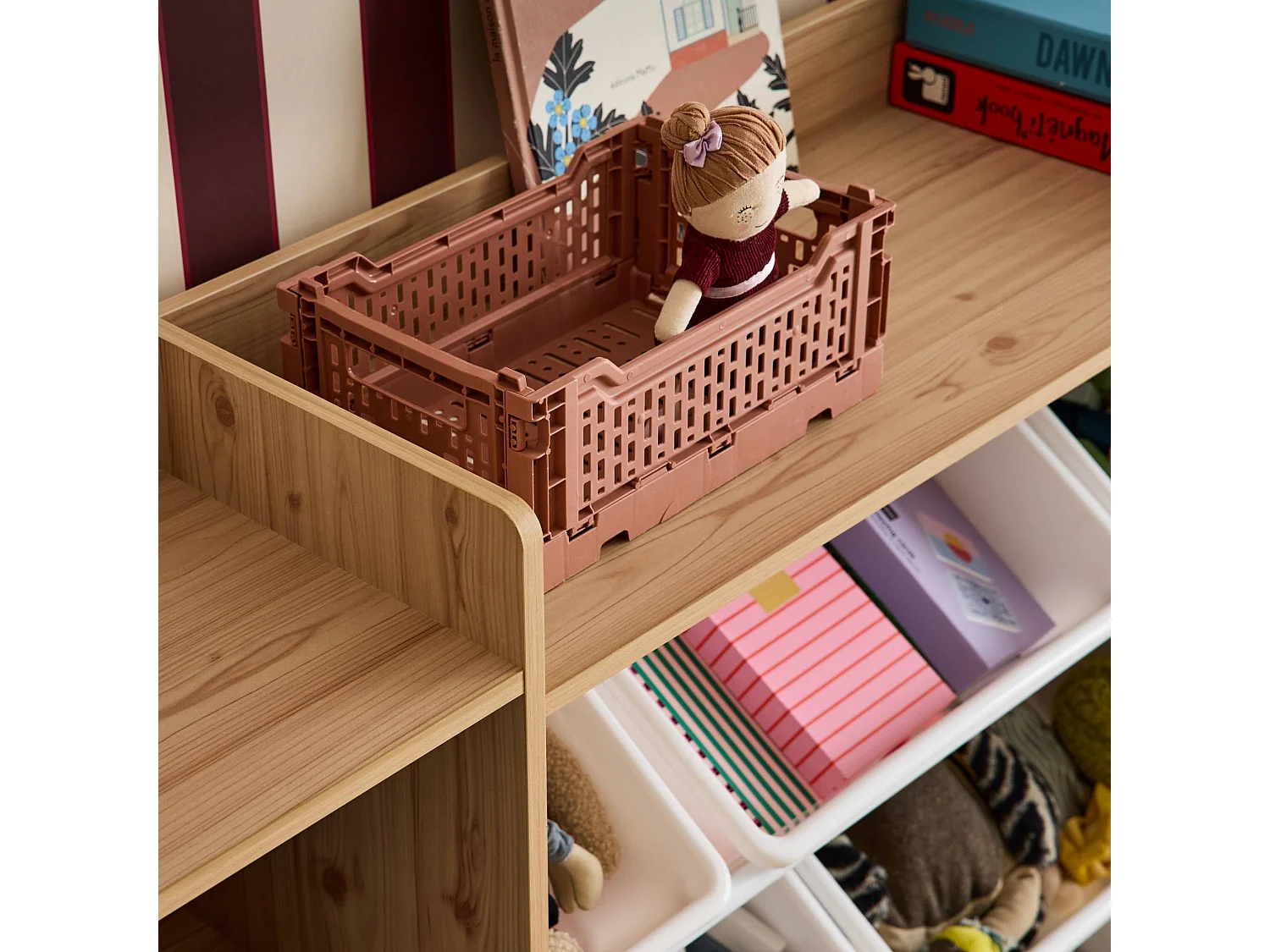 Meuble de rangement enfant. naturel. 9 bacs de rangement. 4 étagères. 1 porte