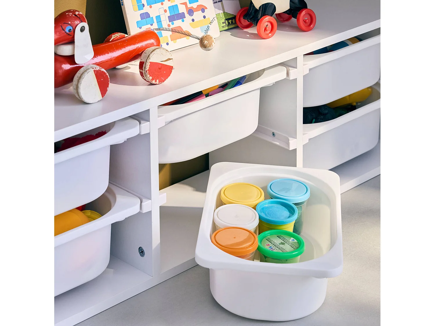 Meuble de rangement pour enfant. blanc. 6 bacs en plastique