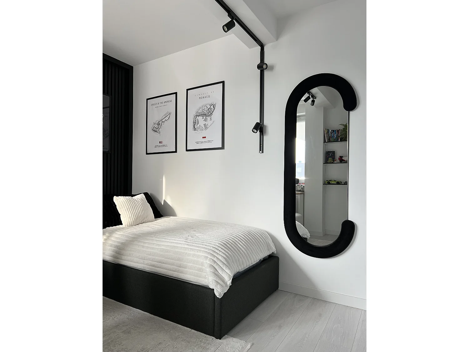 Set di 2 cuscini RAKYA Finta pelliccia 45 x 45 cm Bianco A strisce