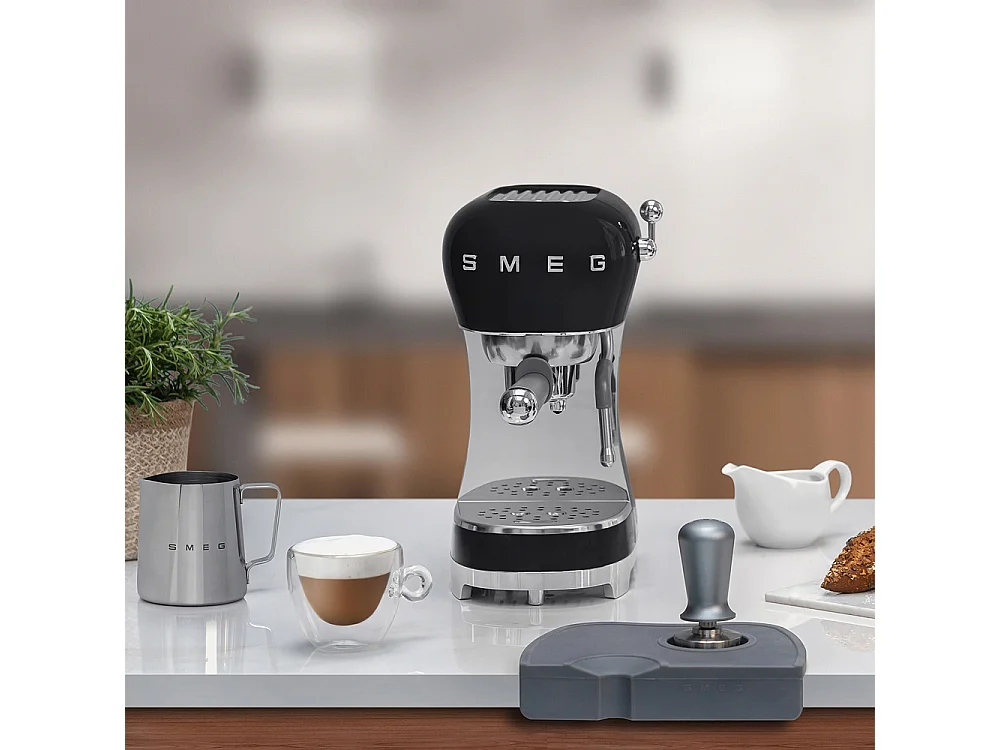 Smeg 50's stijl zwarte druppelkoffiemaker ECF02BLEU