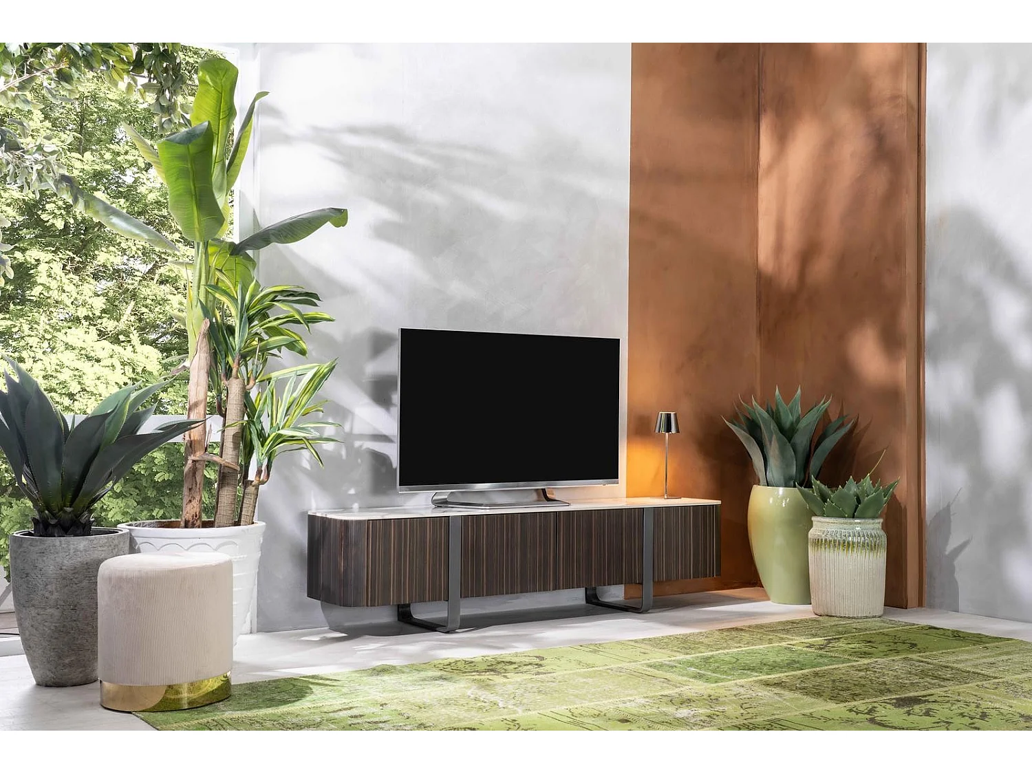 Stolik pod telewizor Andromeda z płyty MDF fornirowanej hebanem z ceramicznym blatem z marmuru Calacatta Gold, wymiary 180x40x45 cm – Neoclassical Design Stones