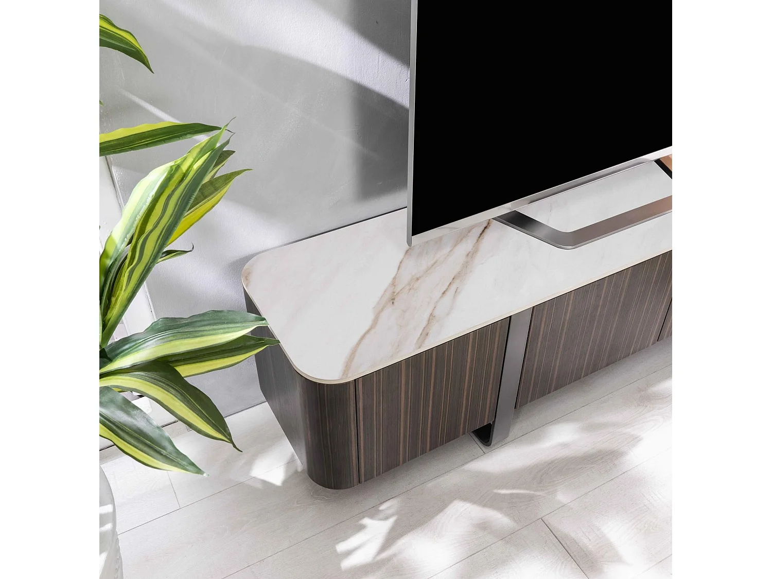 Stolik pod telewizor Andromeda z płyty MDF fornirowanej hebanem z ceramicznym blatem z marmuru Calacatta Gold, wymiary 180x40x45 cm – Neoclassical Design Stones