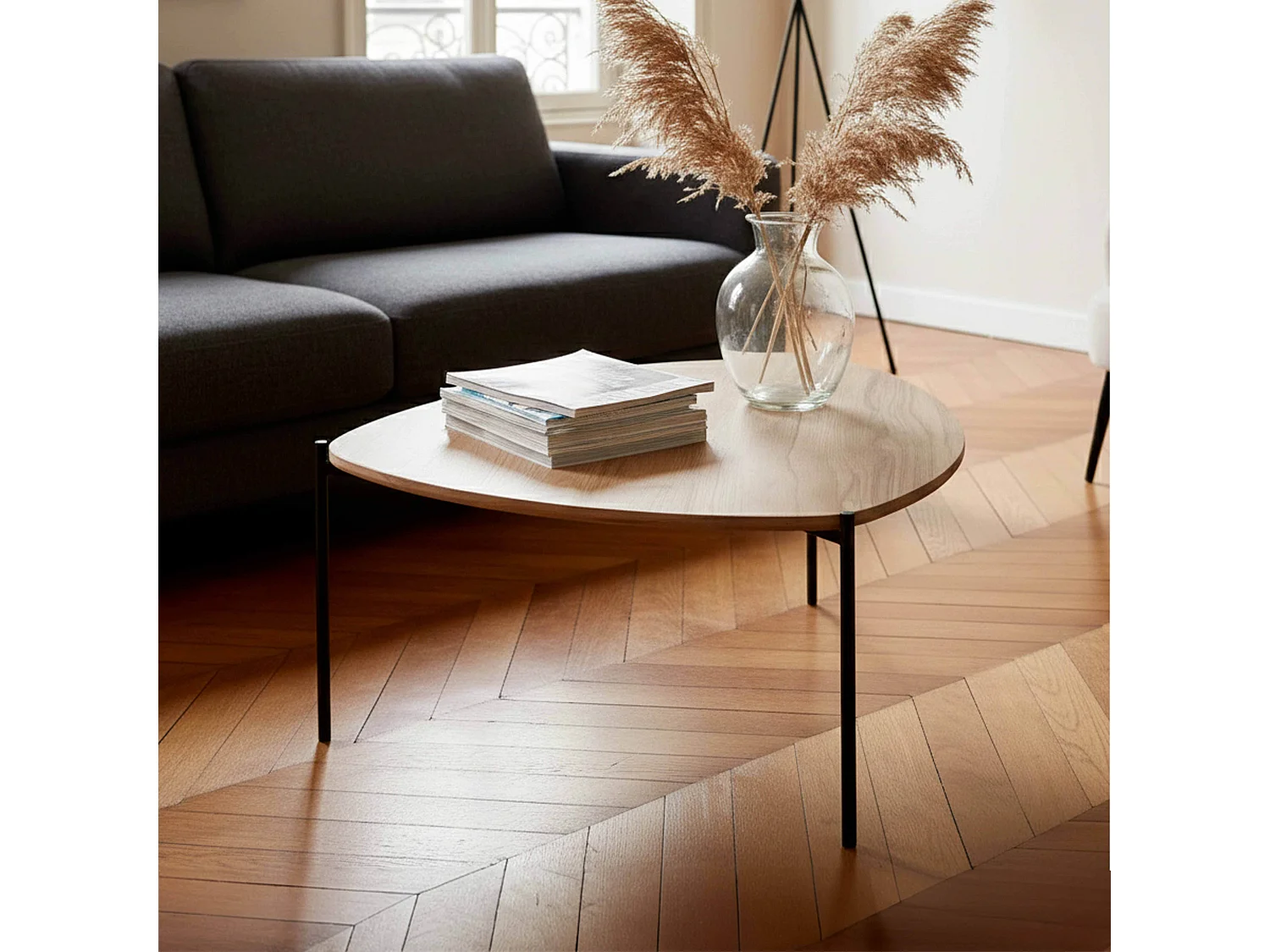 Table basse triangulaire en acier et effet bois