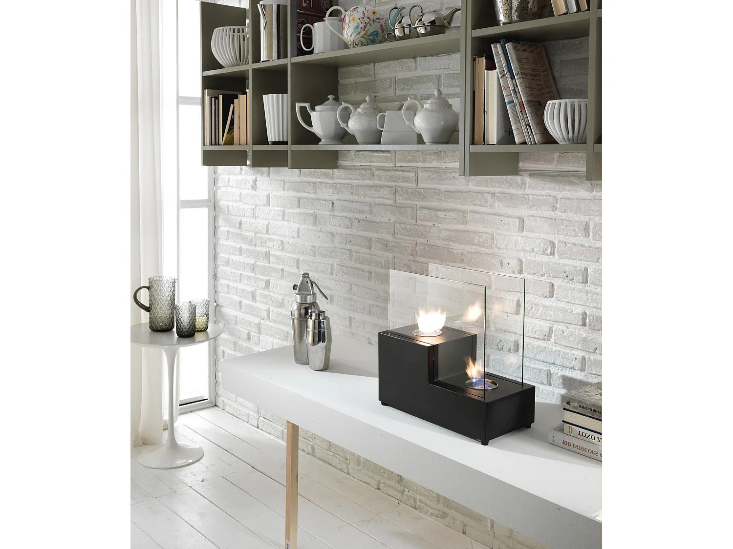 Biochimenea de mesa en metal negro 20x40x39h cm