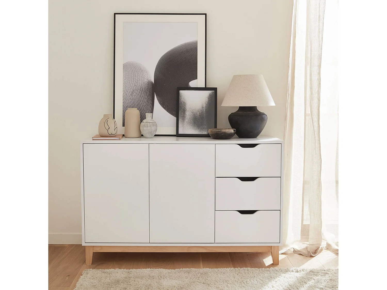 Buffet de rangement blanc. pieds bois - Floki - avec 3 tiroirs. buffet 2 portes. buffet bas. 120x40x75 cm