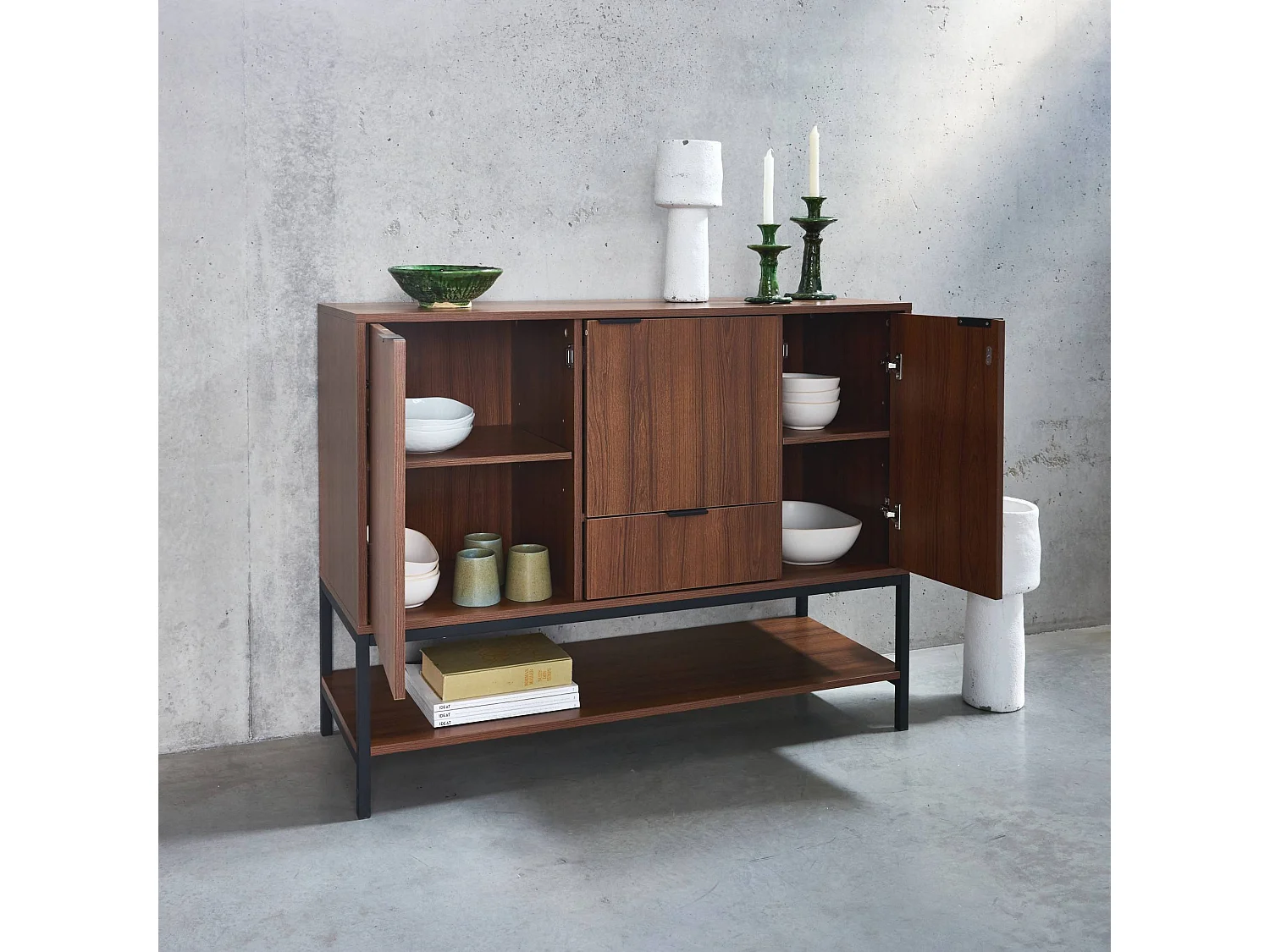 Credenza effetto legno tinto noce e metallo a 3 ante, 110cm, marrone