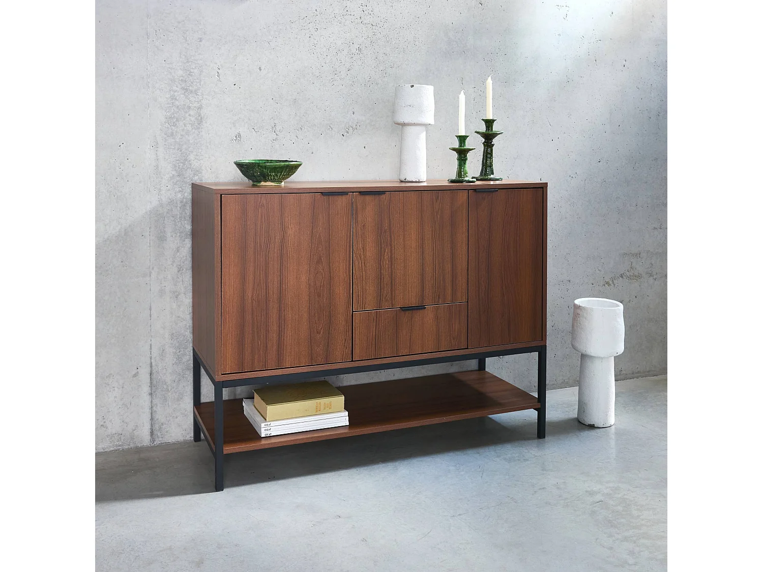 Credenza effetto legno tinto noce e metallo a 3 ante, 110cm, marrone