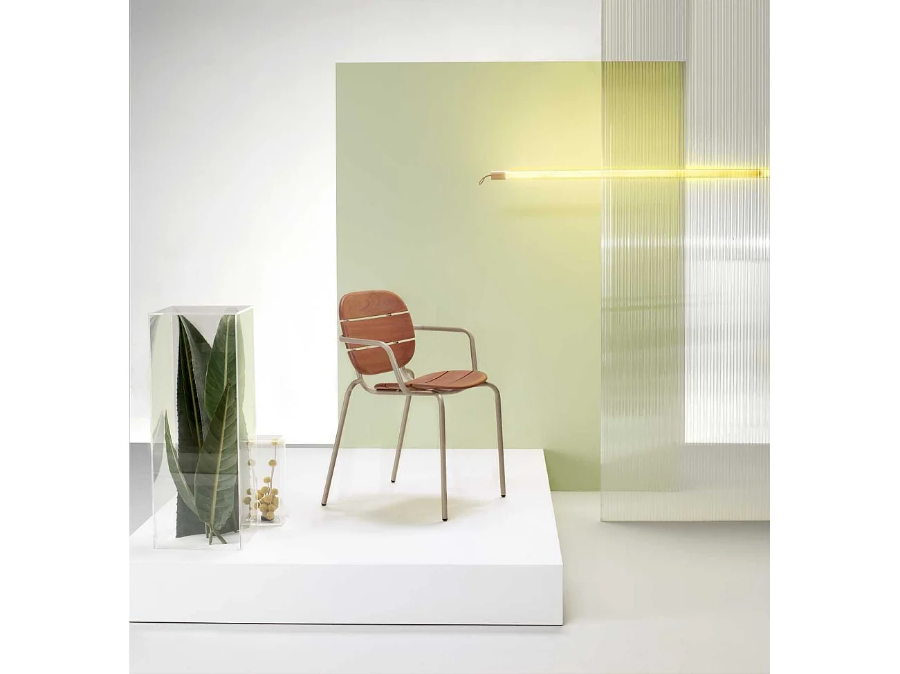 Lot deux chaises accoudoirs SISI Wood