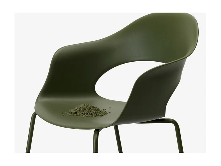 Chaise Lady B en plastique recyclé par Scab design