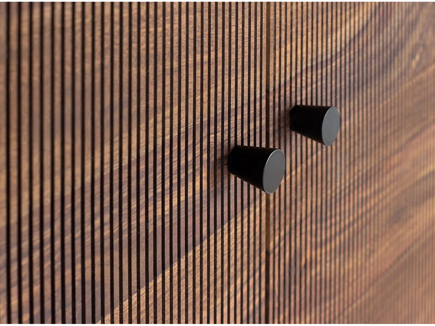 Szafka z palisandru z brązowymi metalowymi nogami