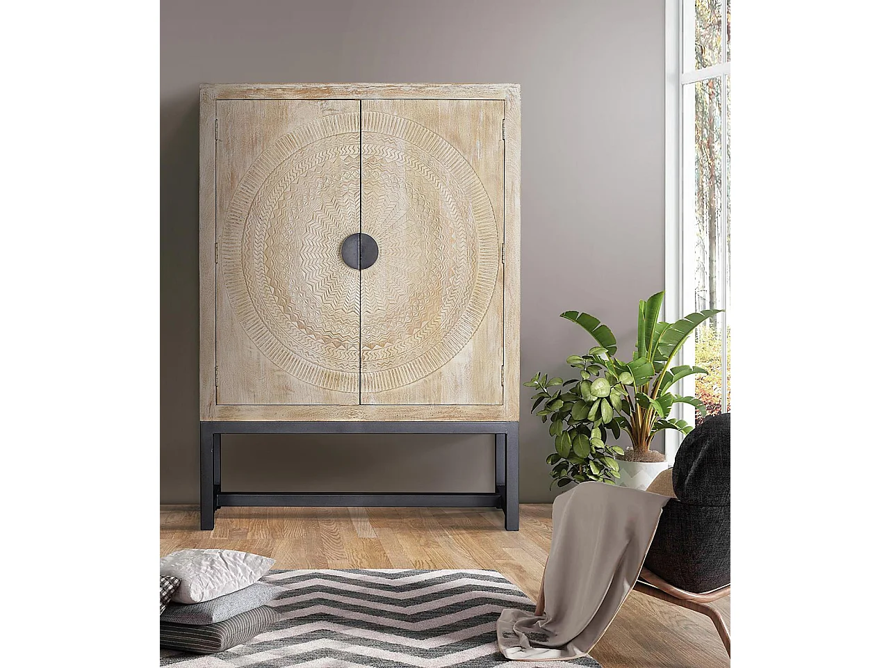 Armoire en manguier et pieds en métal blanc vieilli