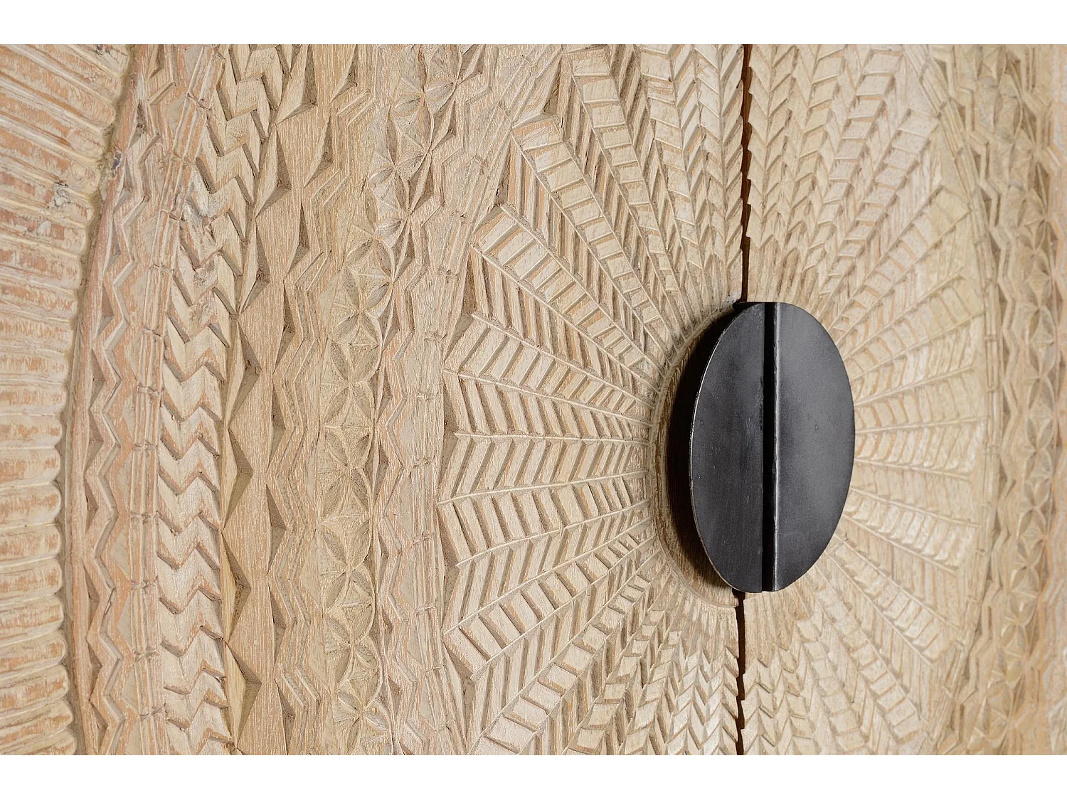 Armoire en manguier et pieds en métal blanc vieilli