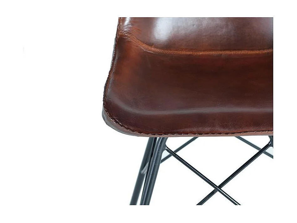 Chaise de style industriel recouverte de cuir naturel