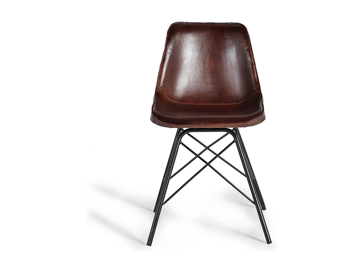 Chaise de style industriel recouverte de cuir naturel