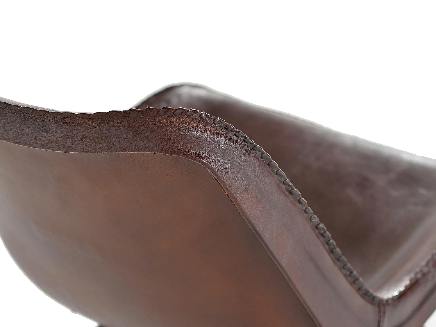 Chaise de style industriel recouverte de cuir naturel