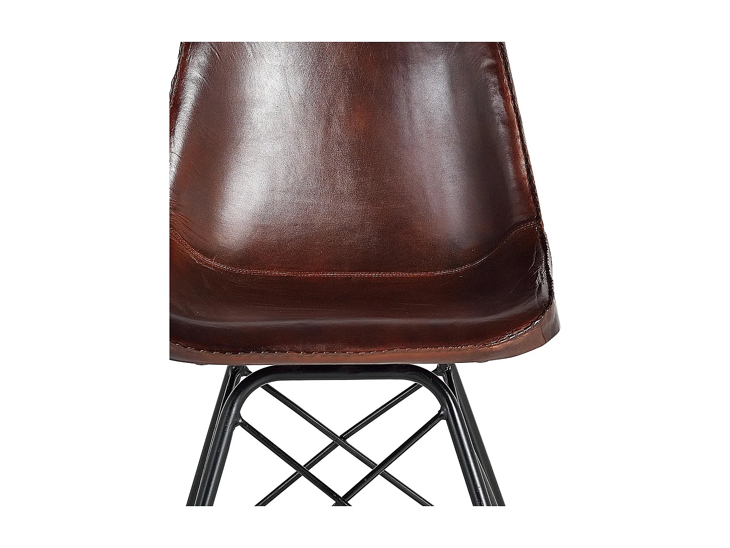 Chaise de style industriel recouverte de cuir naturel