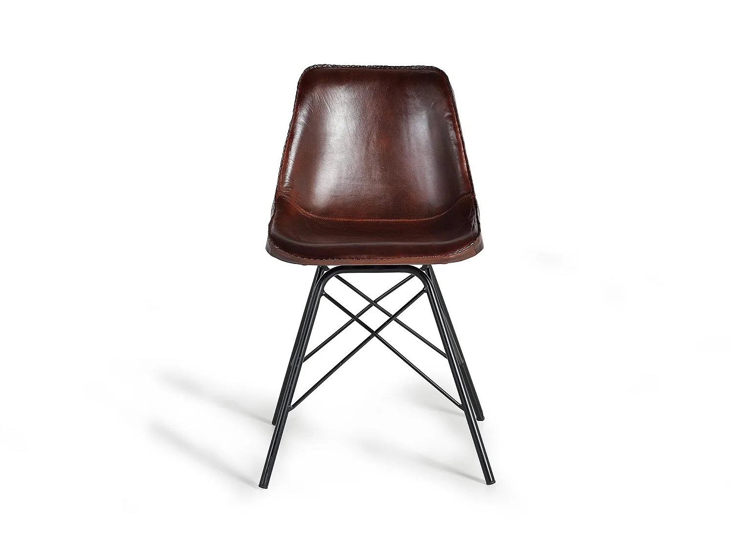 Chaise de style industriel recouverte de cuir naturel