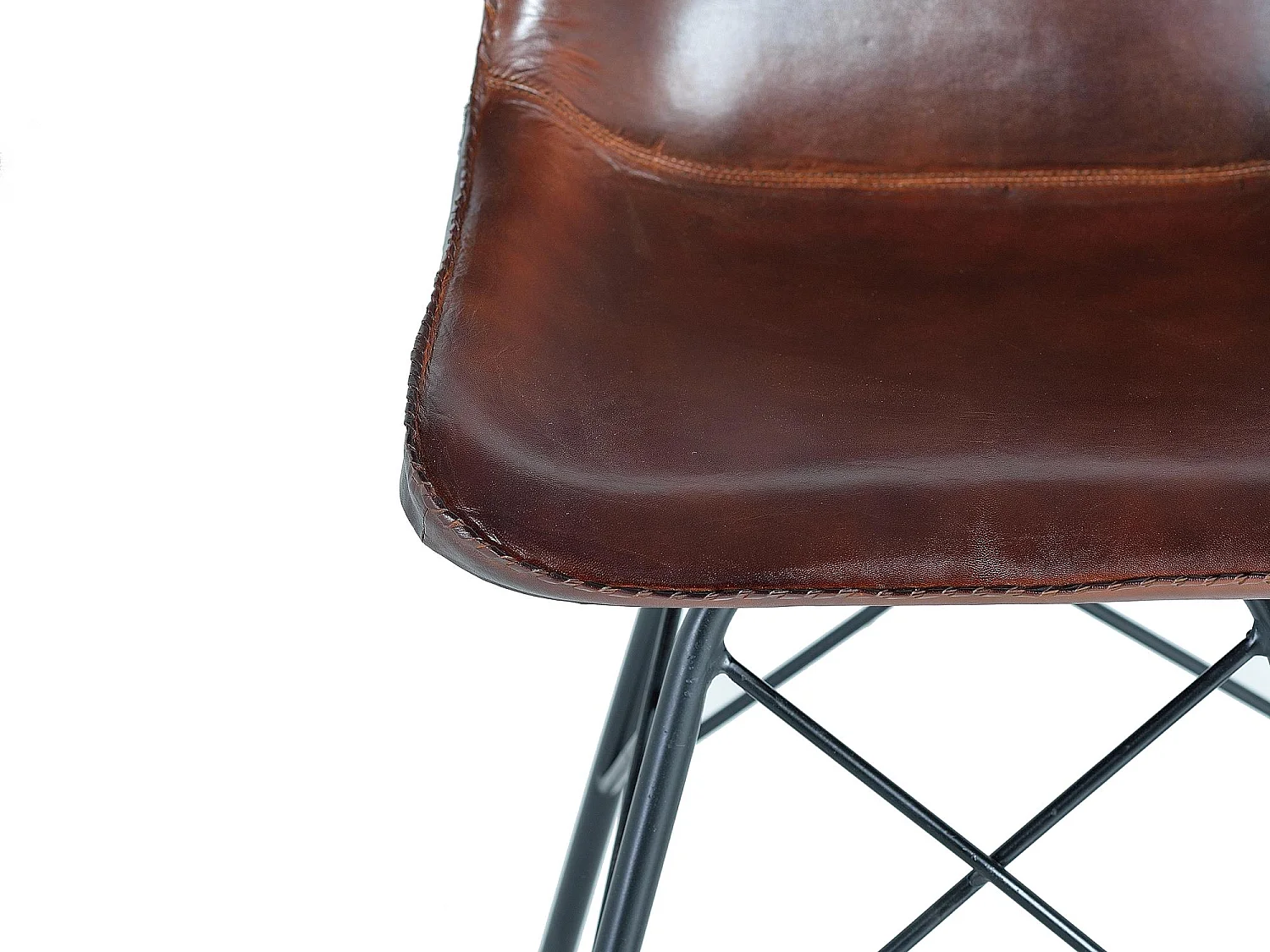 Chaise de style industriel recouverte de cuir naturel