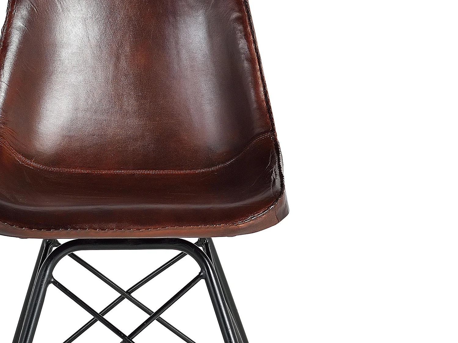 Chaise de style industriel recouverte de cuir naturel