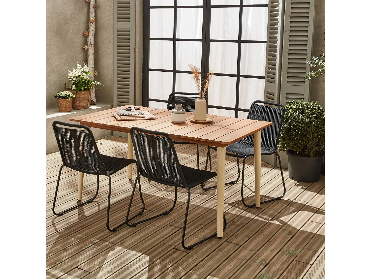 Table de jardin MARINGA bois et métal ivoire 150cm + 4 chaises de jardin en corde noire BRASILIA. empilables