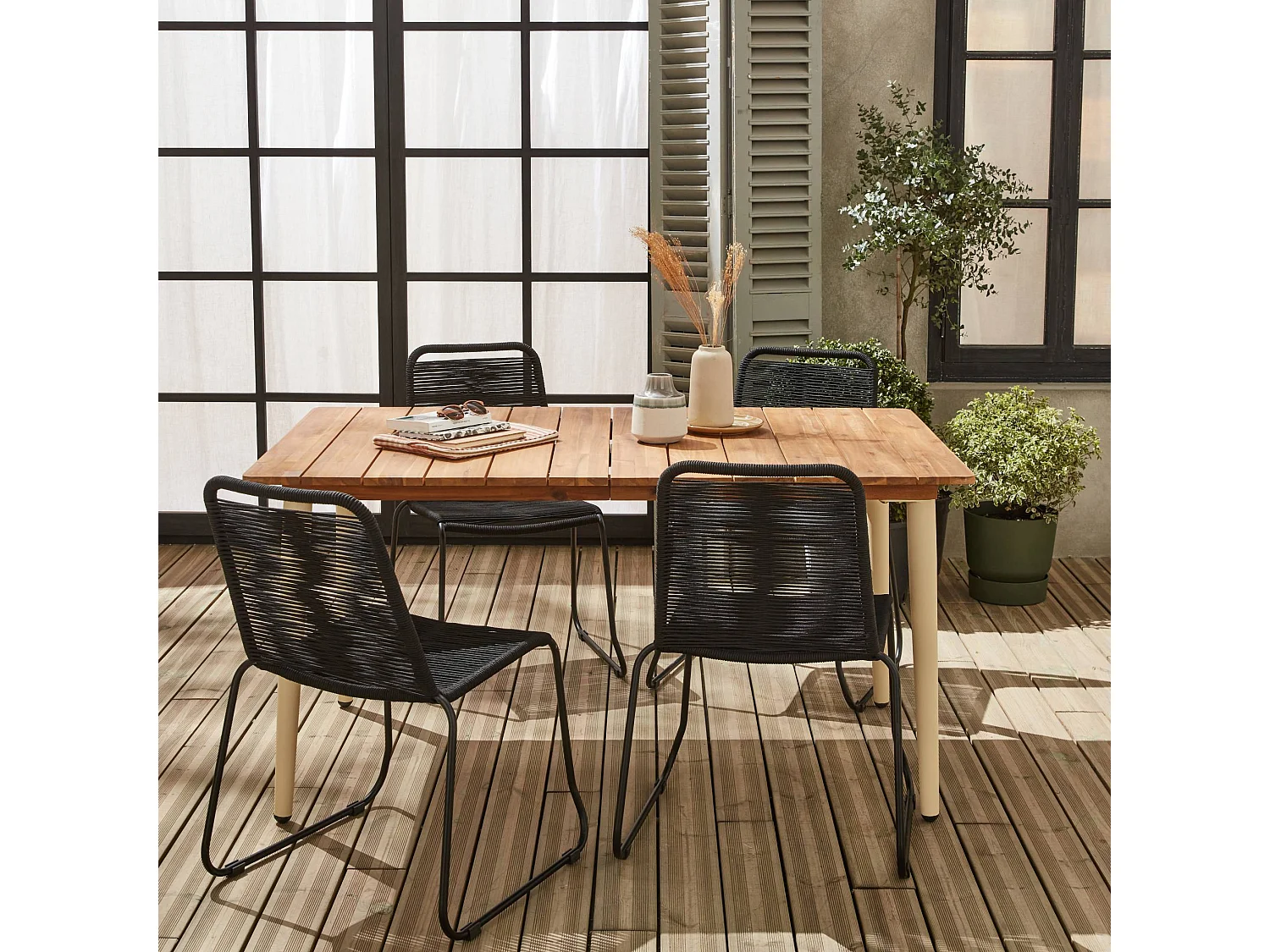 Table de jardin MARINGA bois et métal ivoire 150cm + 4 chaises de jardin en corde noire BRASILIA. empilables
