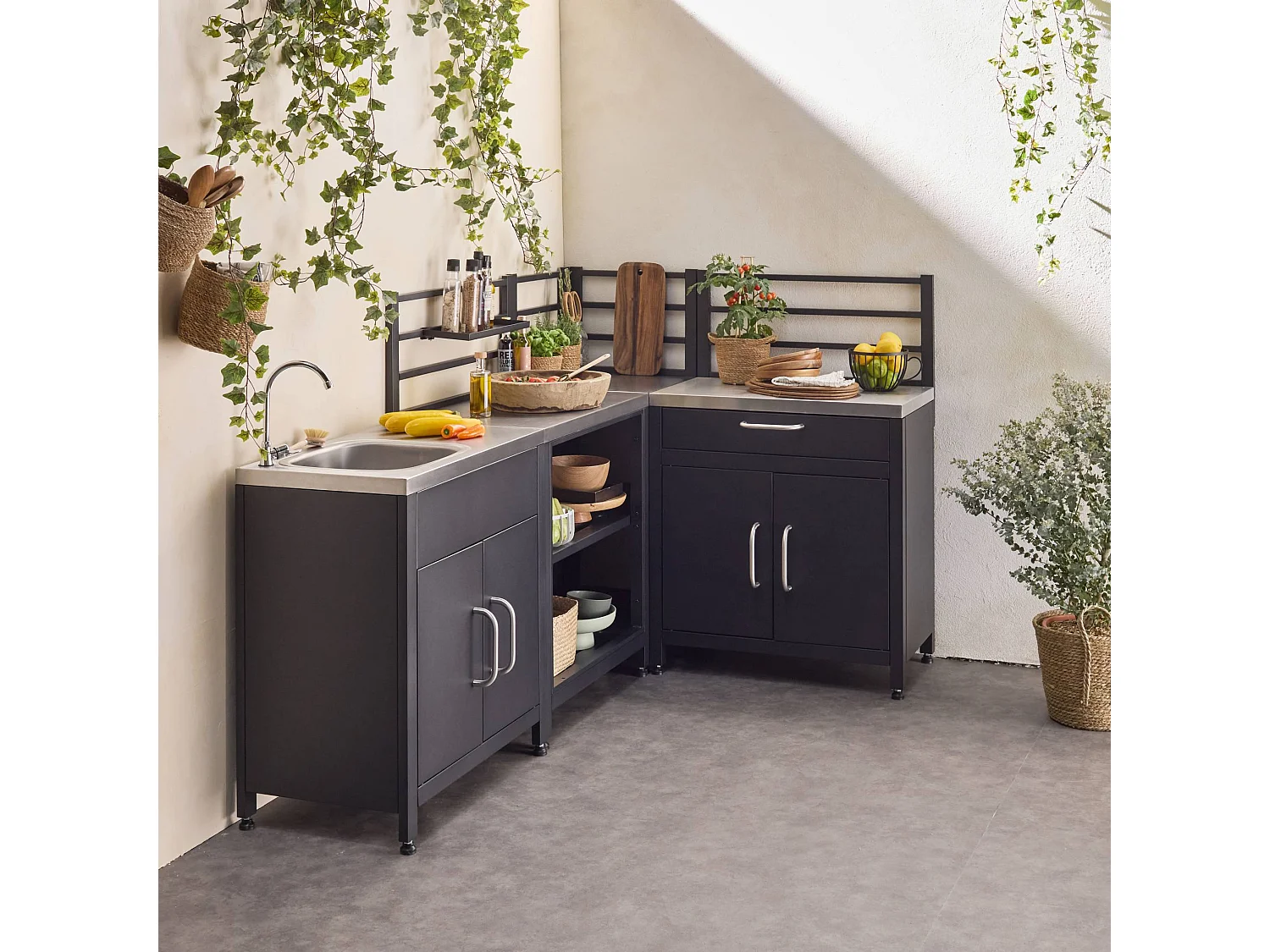 Cocina exterior de acero con 4 módulos negro