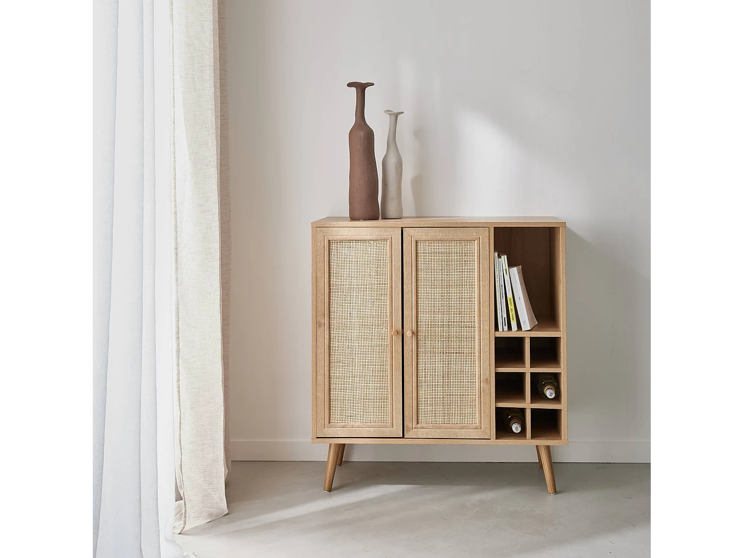 Aparador con portabotellas, mimbre y decoración de madera, 83cm