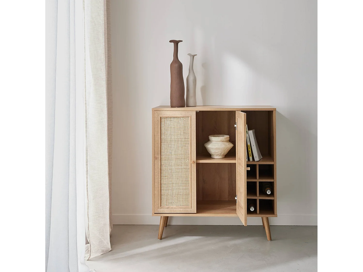 Aparador con portabotellas, mimbre y decoración de madera, 83cm