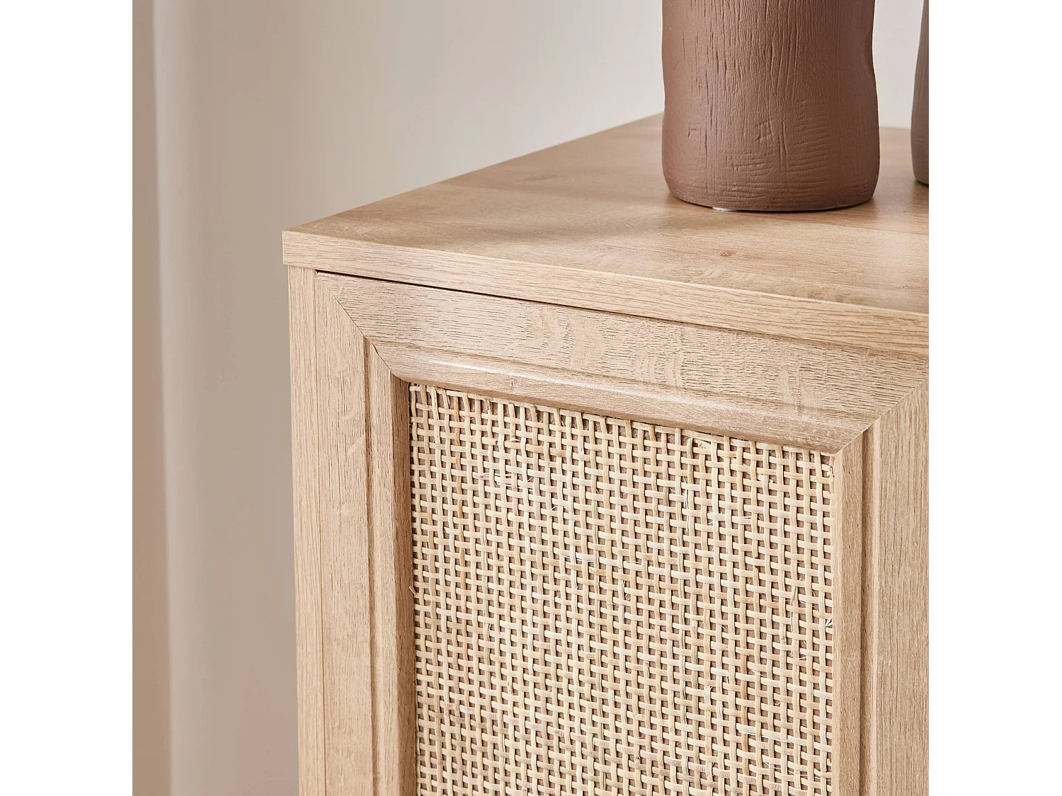 Aparador con portabotellas, mimbre y decoración de madera, 83cm