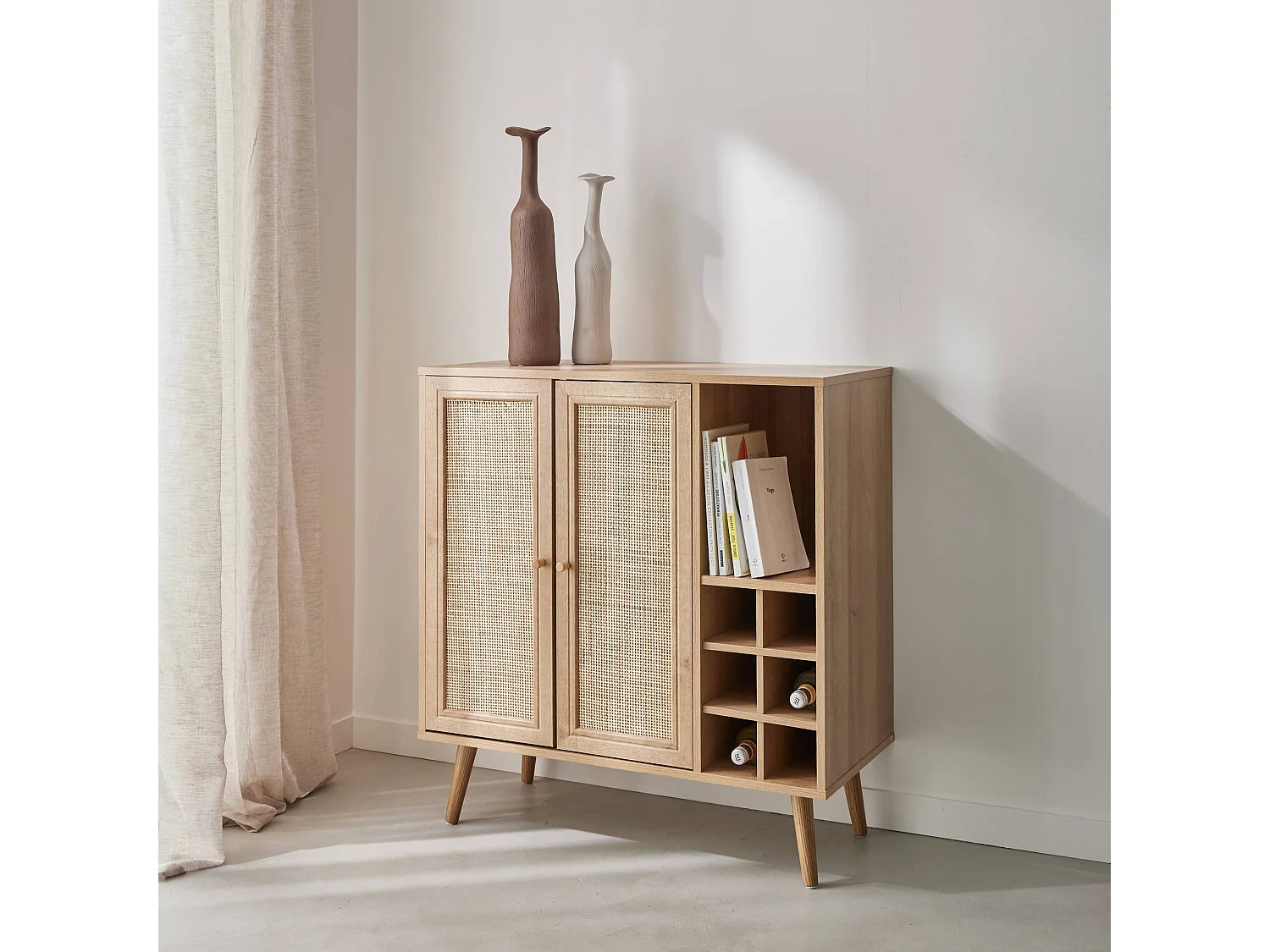 Aparador con portabotellas, mimbre y decoración de madera, 83cm