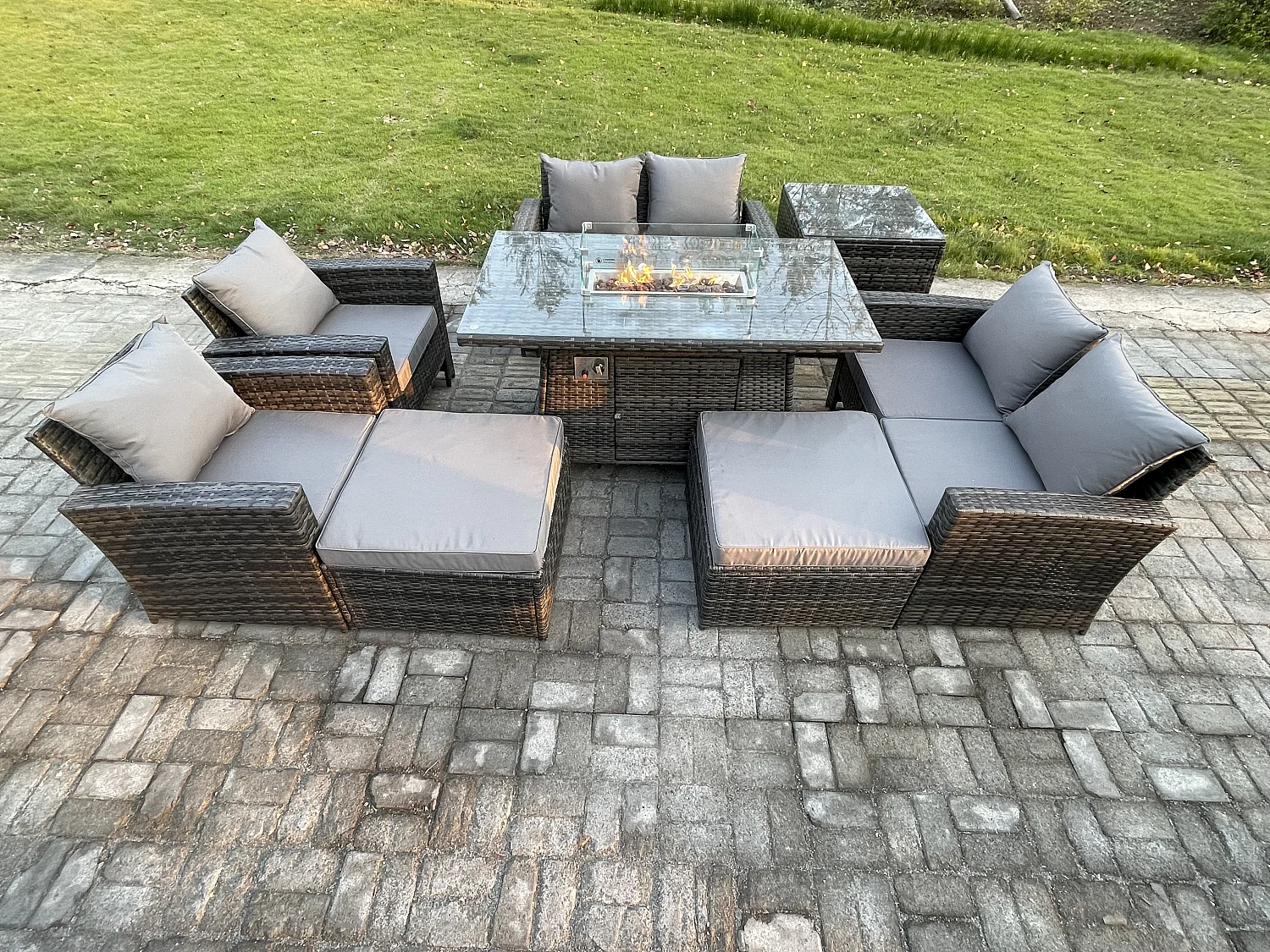 Gartenmöbel-Set im Freien 8 Stücke Polyrattan Möbel Gas Feuerstelle Esstisch Sofa Set mit 2 Großer Fußhocker Beistelltische Dunkelgrau Gemischt