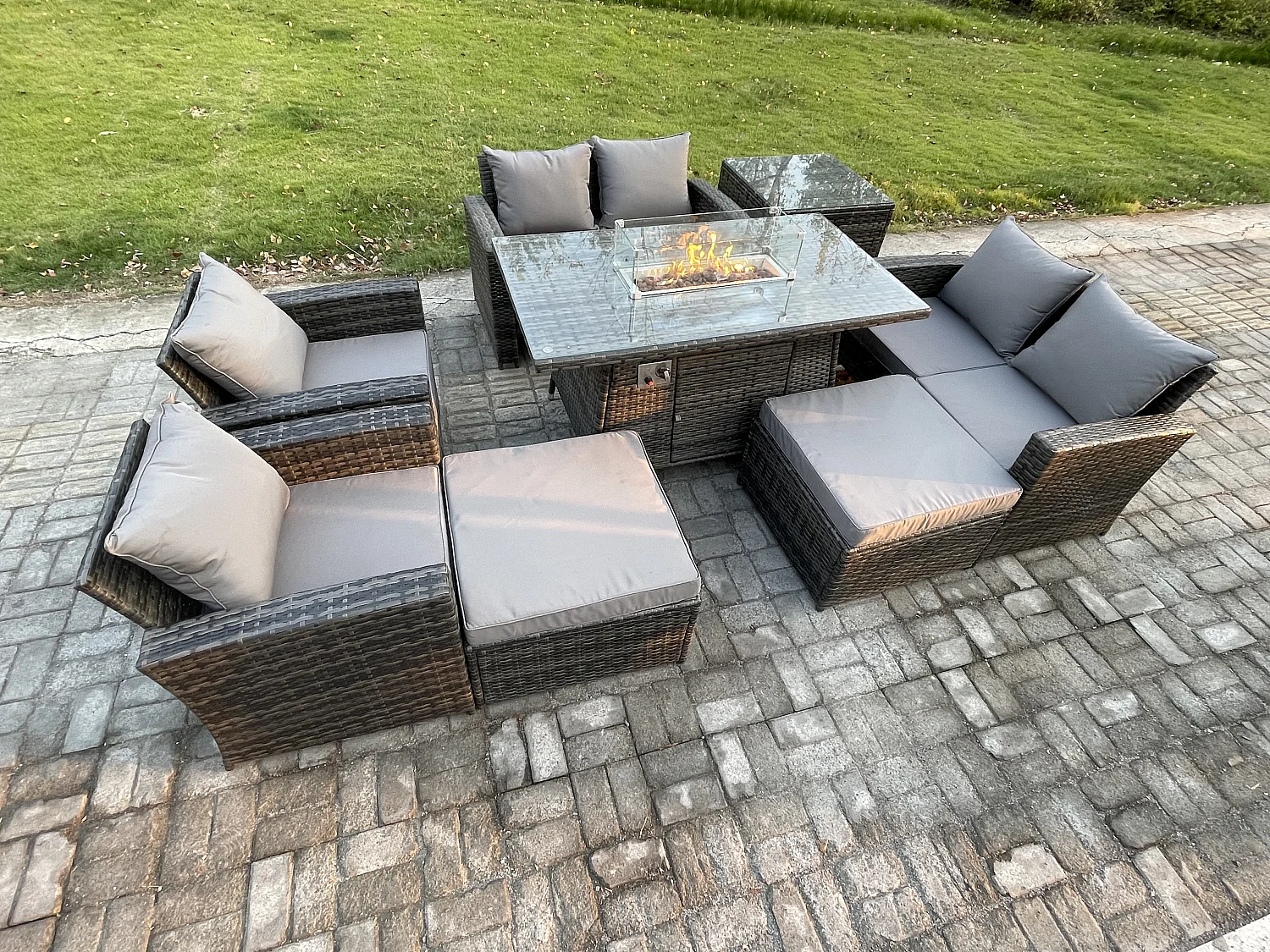 Gartenmöbel-Set im Freien 8 Stücke Polyrattan Möbel Gas Feuerstelle Esstisch Sofa Set mit 2 Großer Fußhocker Beistelltische Dunkelgrau Gemischt
