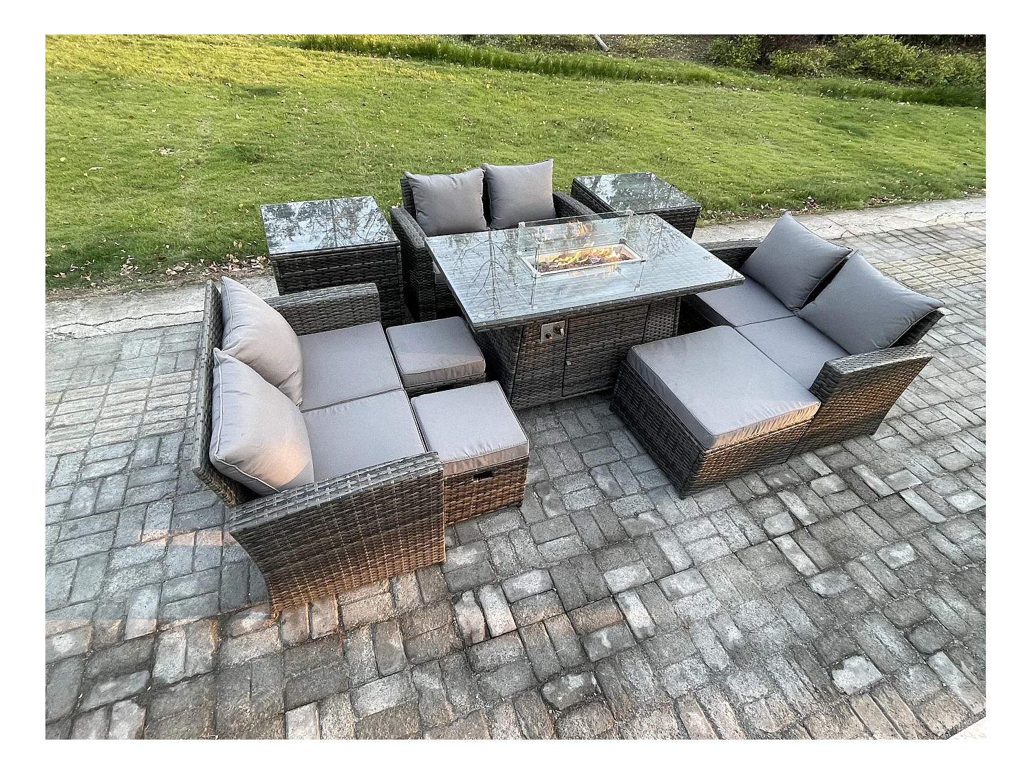 Hoher Rücken Rattan Gartenmöbel Sets mit Outdoor-Möbel Gas Feuerstelle Esstisch Set 3 Hocker 2 Beistelltische Dunkelgrau Gemischt