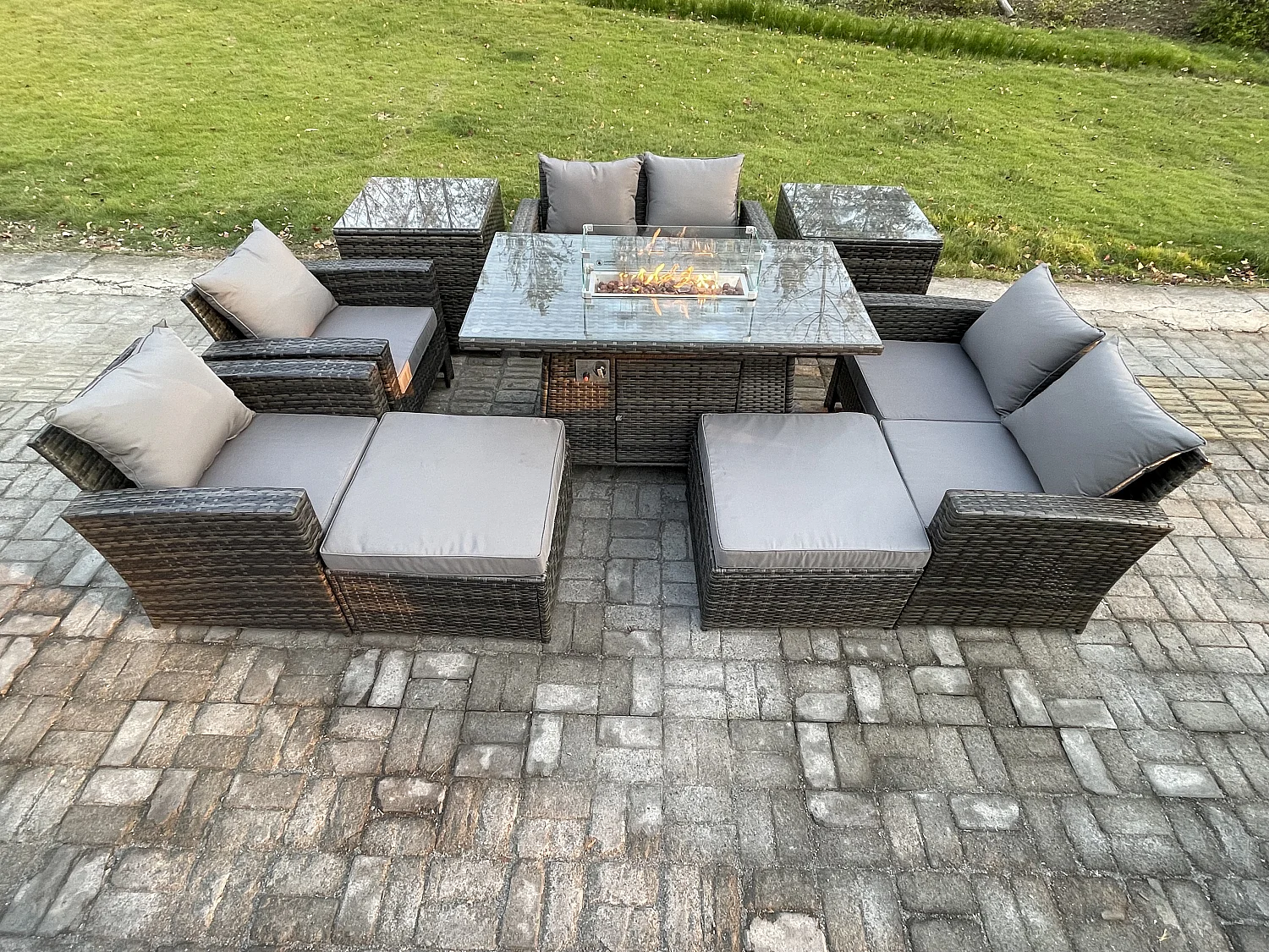 Gartenmöbel-Set im Freien 9 Stücke Polyrattan Möbel Gas Feuerstelle Esstisch Sofa Set mit 2 Großer Fußhocker 2 Beistelltische Dunkelgrau Gemischt