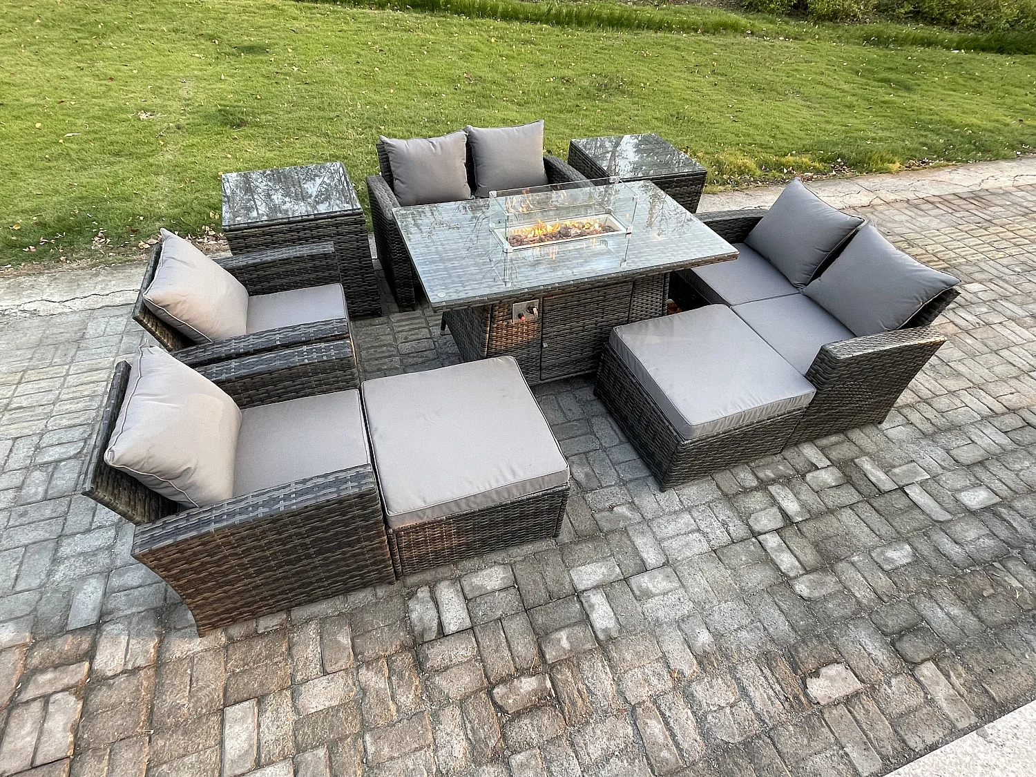 Gartenmöbel-Set im Freien 9 Stücke Polyrattan Möbel Gas Feuerstelle Esstisch Sofa Set mit 2 Großer Fußhocker 2 Beistelltische Dunkelgrau Gemischt