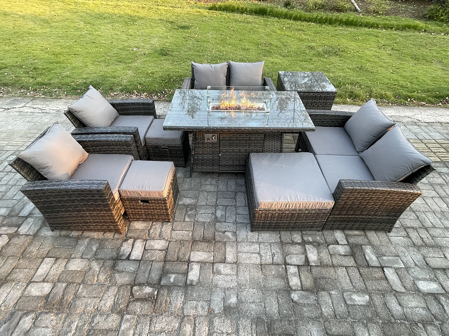 Gartenmöbel-Set im Freien 9 Stücke Polyrattan Möbel Gas Feuerstelle Esstisch Sofa Set mit 3 Hocker Beistelltische Dunkelgrau Gemischt