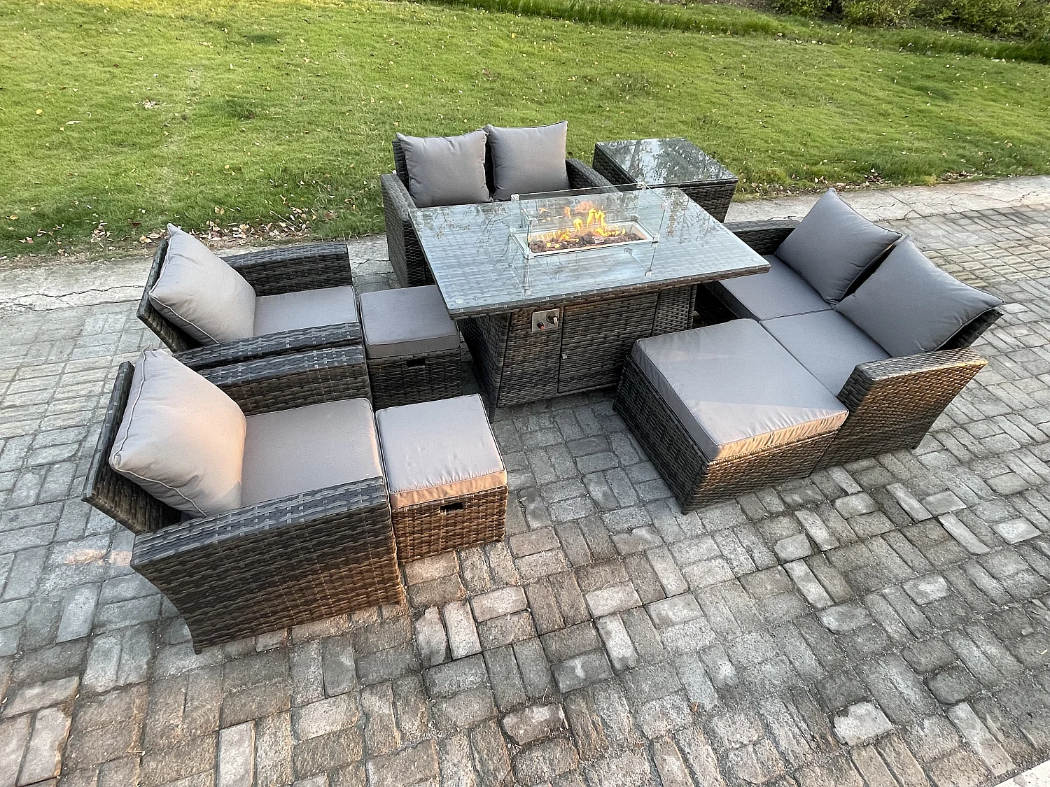 Gartenmöbel-Set im Freien 9 Stücke Polyrattan Möbel Gas Feuerstelle Esstisch Sofa Set mit 3 Hocker Beistelltische Dunkelgrau Gemischt